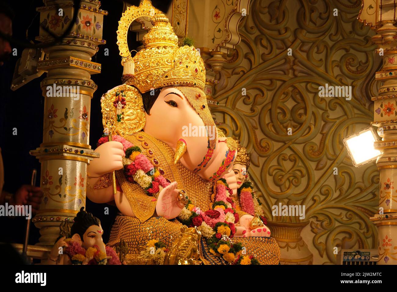 02 settembre 2022, Pune, Maharashtra, India, bella scultura di Lord Ganesh chiamato come Dagdusheth Halwai Ganpati vicino a Pune, luogo di Mandai durante Foto Stock