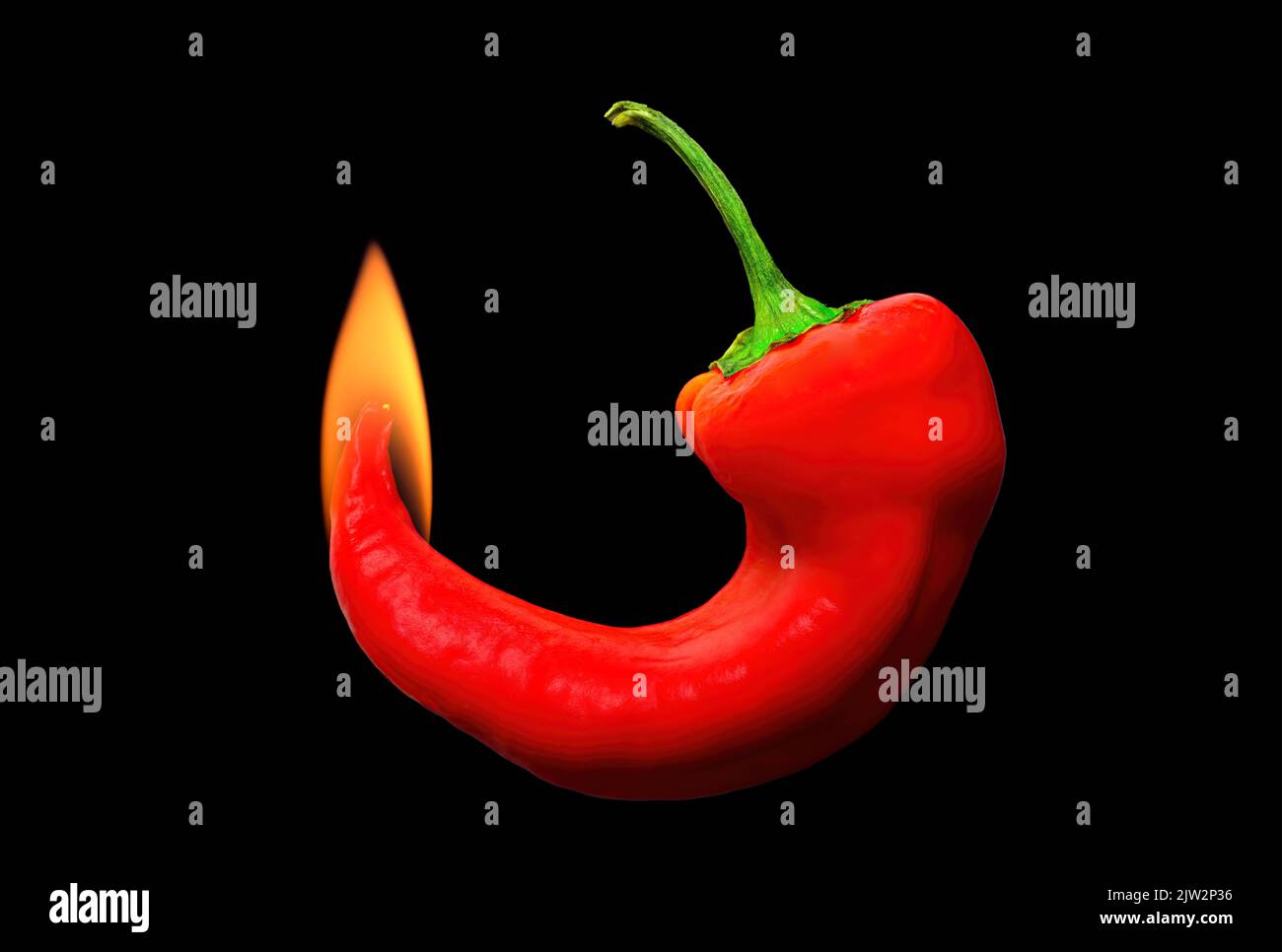 Peperoncino rosso piccante acceso isolato su fondo nero. Foto Stock