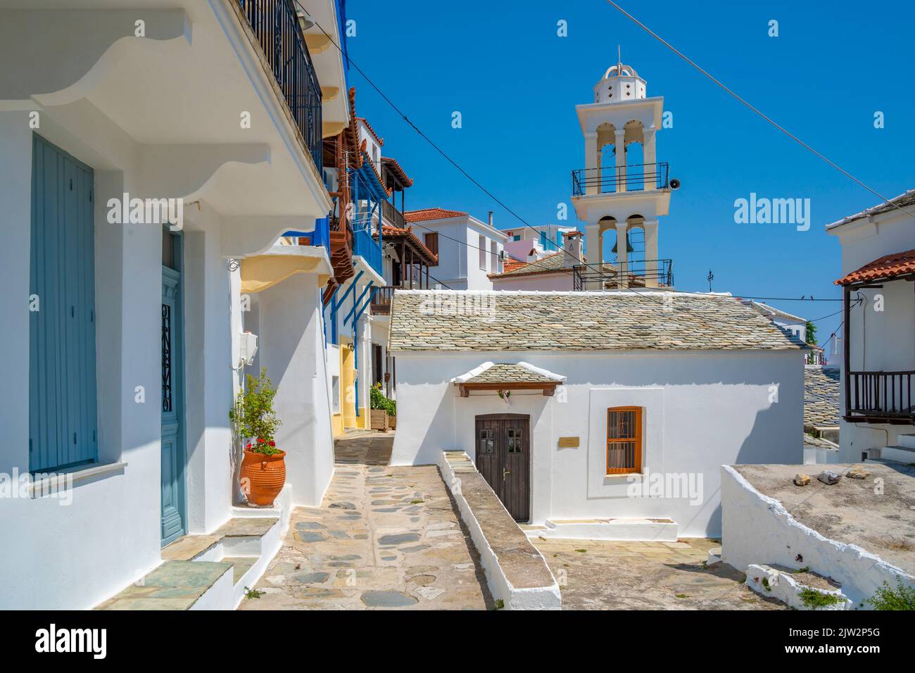 Vista della chiesa imbiancata, della città di Skopelos, dell'isola di Skopelos, delle isole Sporadi, delle isole greche, Grecia, Europa Foto Stock