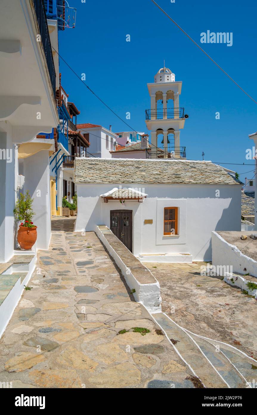 Vista della chiesa imbiancata, della città di Skopelos, dell'isola di Skopelos, delle isole Sporadi, delle isole greche, Grecia, Europa Foto Stock