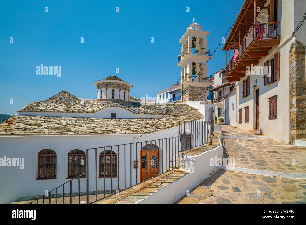 Vista della chiesa imbiancata, della città di Skopelos, dell'isola di Skopelos, delle isole Sporadi, delle isole greche, Grecia, Europa Foto Stock