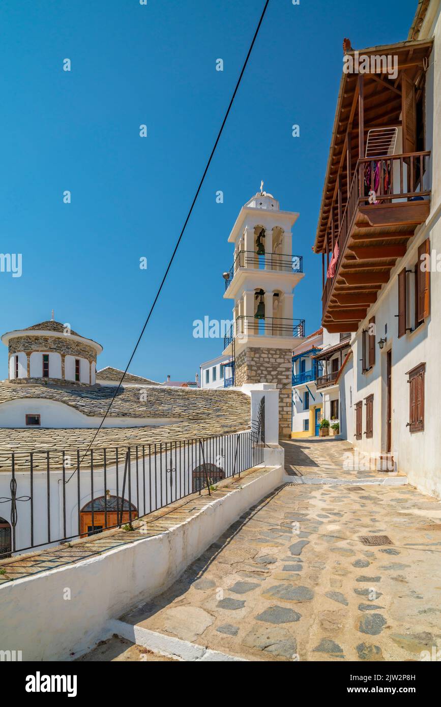 Vista della chiesa imbiancata, della città di Skopelos, dell'isola di Skopelos, delle isole Sporadi, delle isole greche, Grecia, Europa Foto Stock