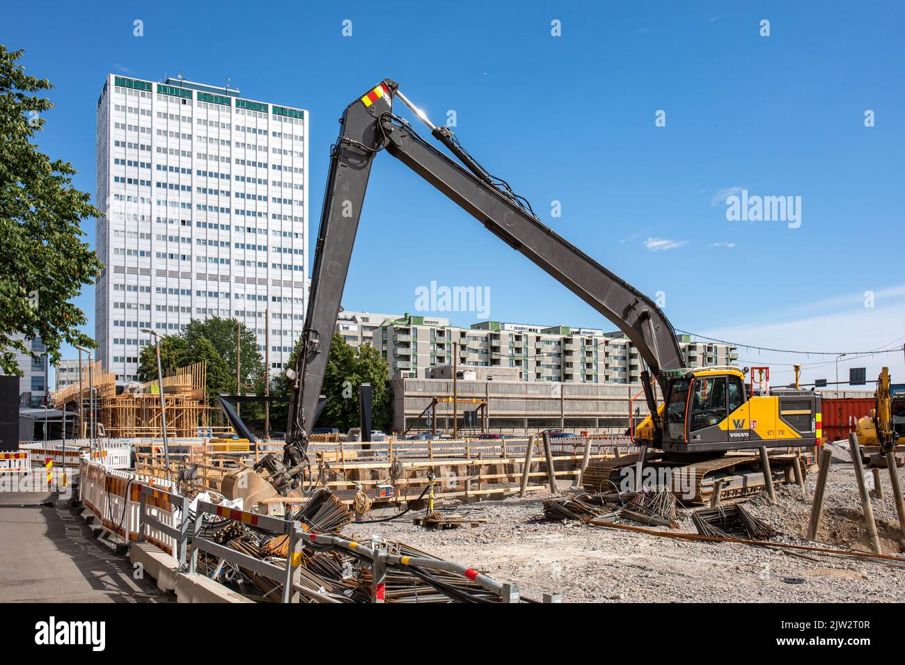 Escavatore Volvo presso il cantiere di costruzione di Näkinsilta, nel distretto di Hakaniemi, Helsinki, Finlandia Foto Stock