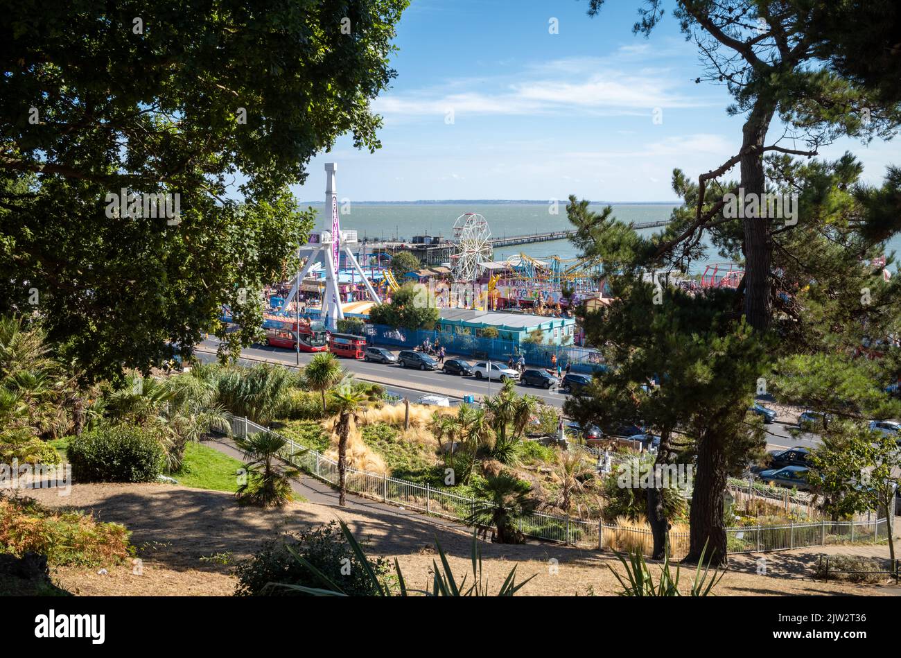 Una vista sui Southend Cliff Gardens verso il parco a tema Adventure Island e il Southend Pier, Essex, Regno Unito. Foto Stock