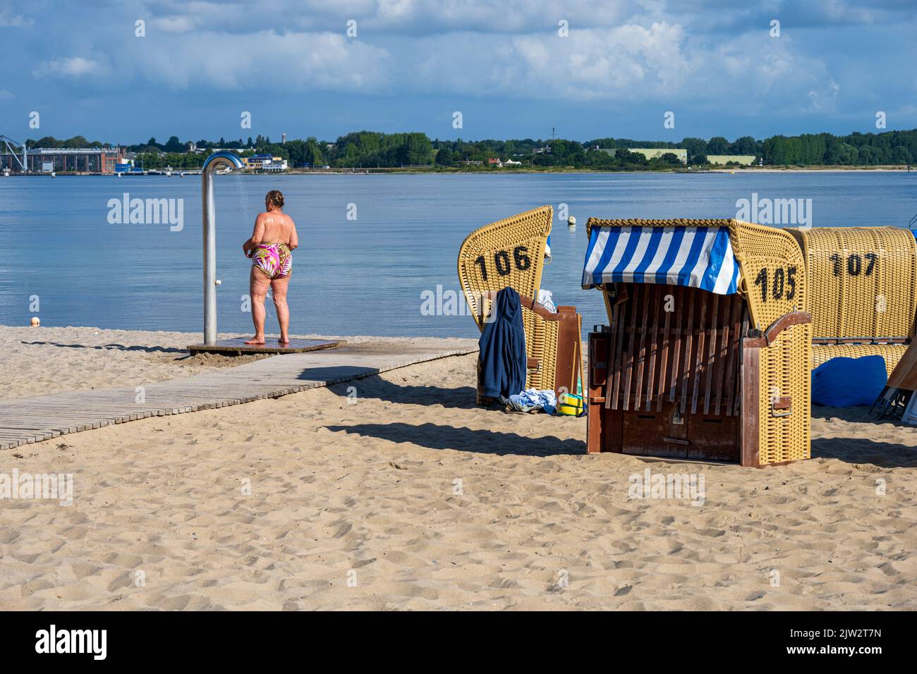 Sommer an der Kieler Förde Früh Morgens eine Schwimmerin unter der Dusche Foto Stock