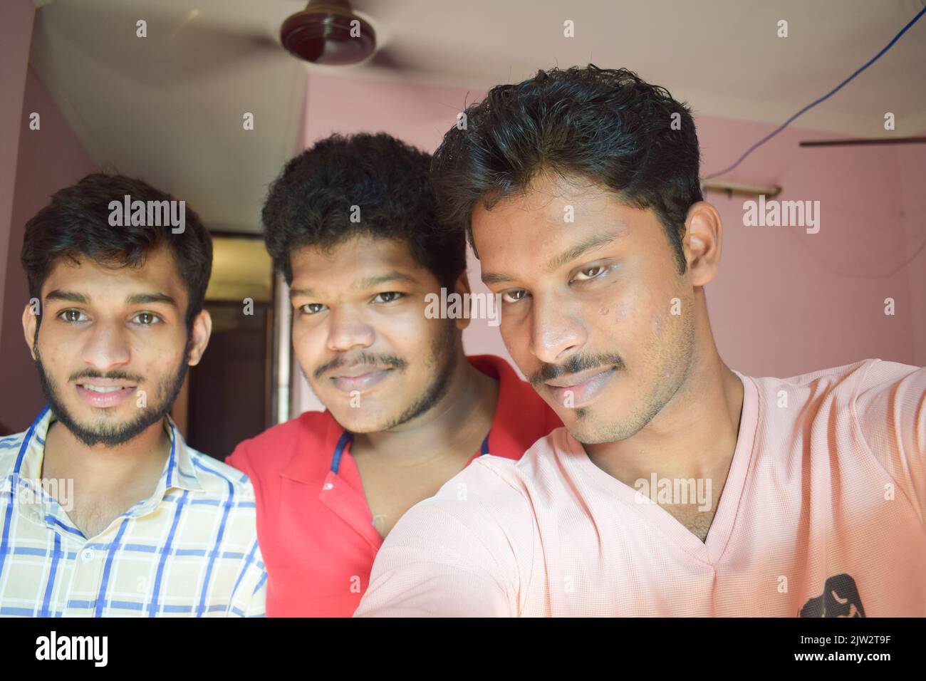 Gruppo di tre uomini indiani che sono amici in posa per la foto. Foto Stock