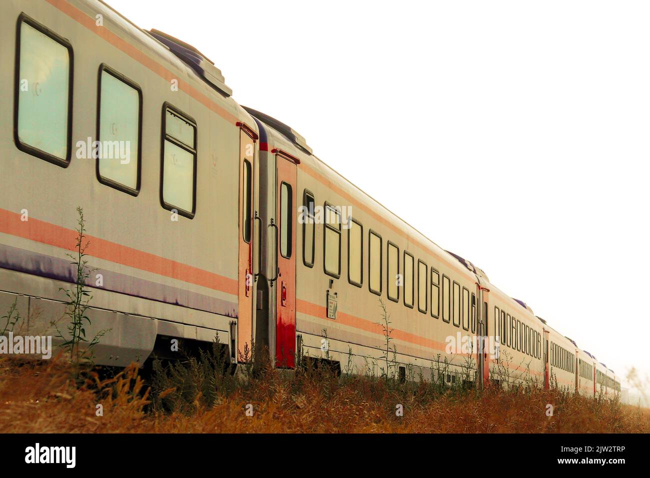 Doğu Express (in turco: Doğu Express) è un treno notturno gestito dalle Ferrovie dello Stato turco, isolato su sfondo bianco. Foto Stock