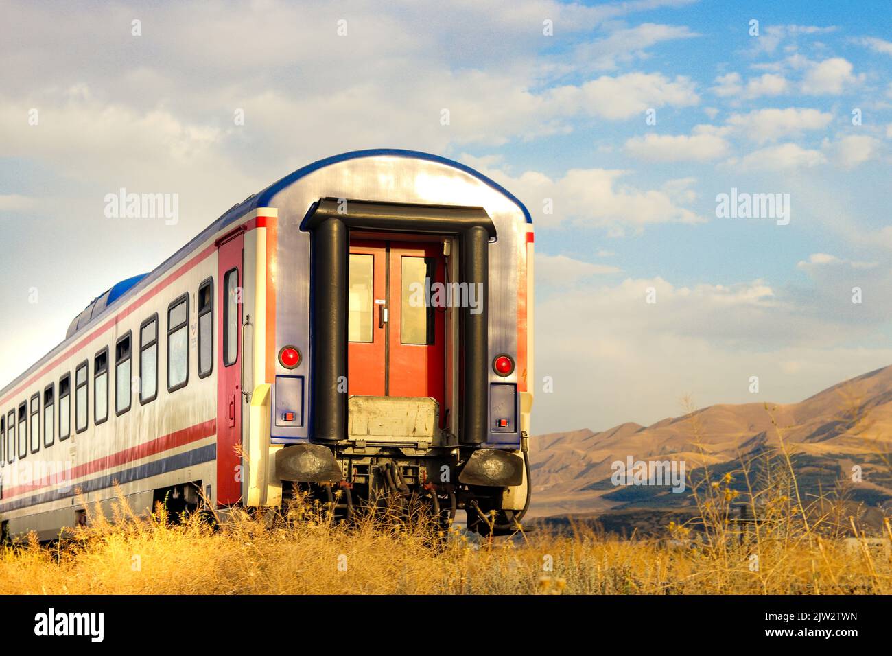 Doğu Express (in turco: Doğu Express) è un treno notturno gestito dalle Ferrovie dello Stato turche. Palandöken montagna sullo sfondo. Foto Stock