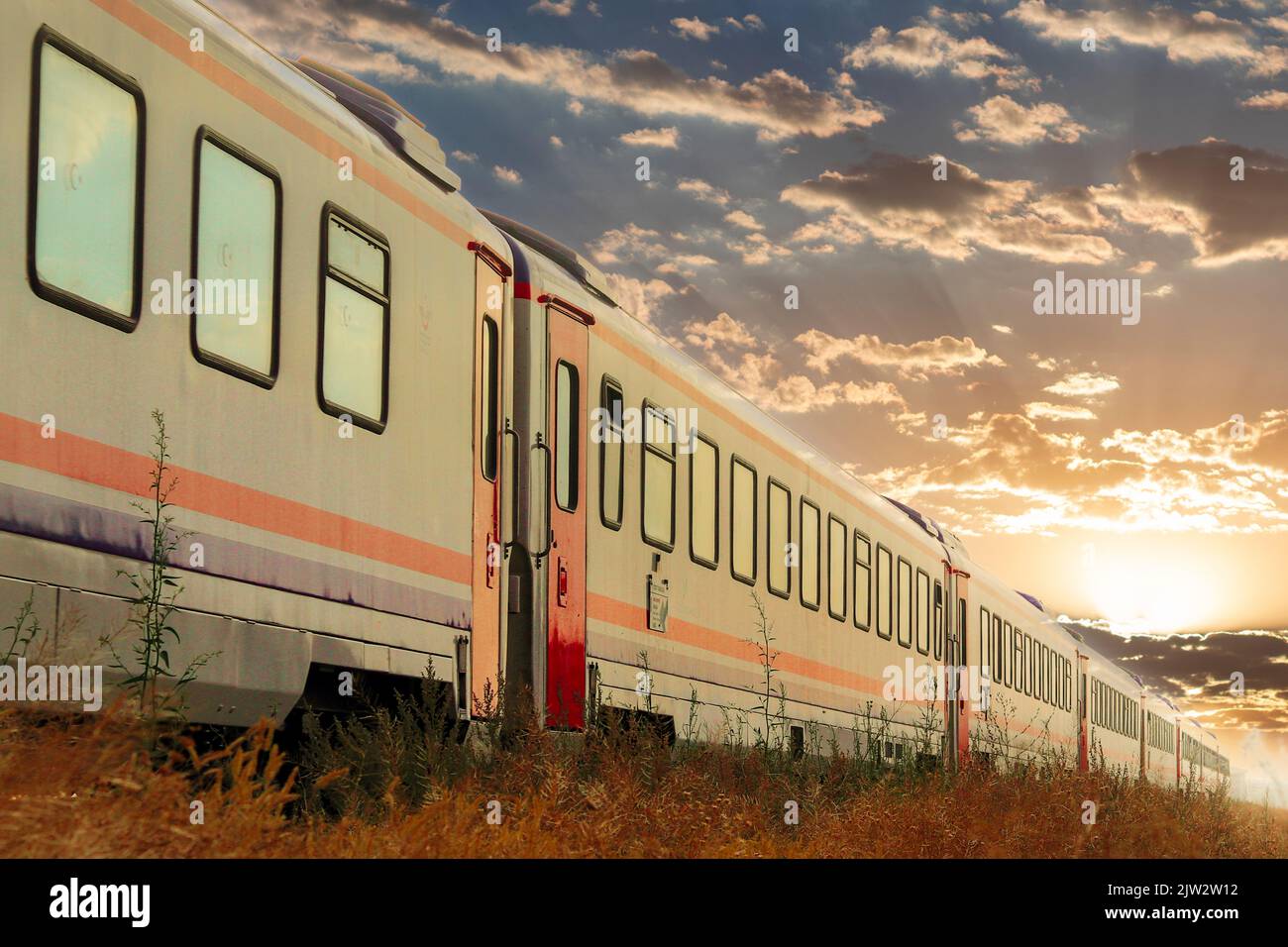 Doğu Express (in turco: Doğu Express) è un treno notturno gestito dalle Ferrovie dello Stato turche. Tramonto sullo sfondo. Foto Stock