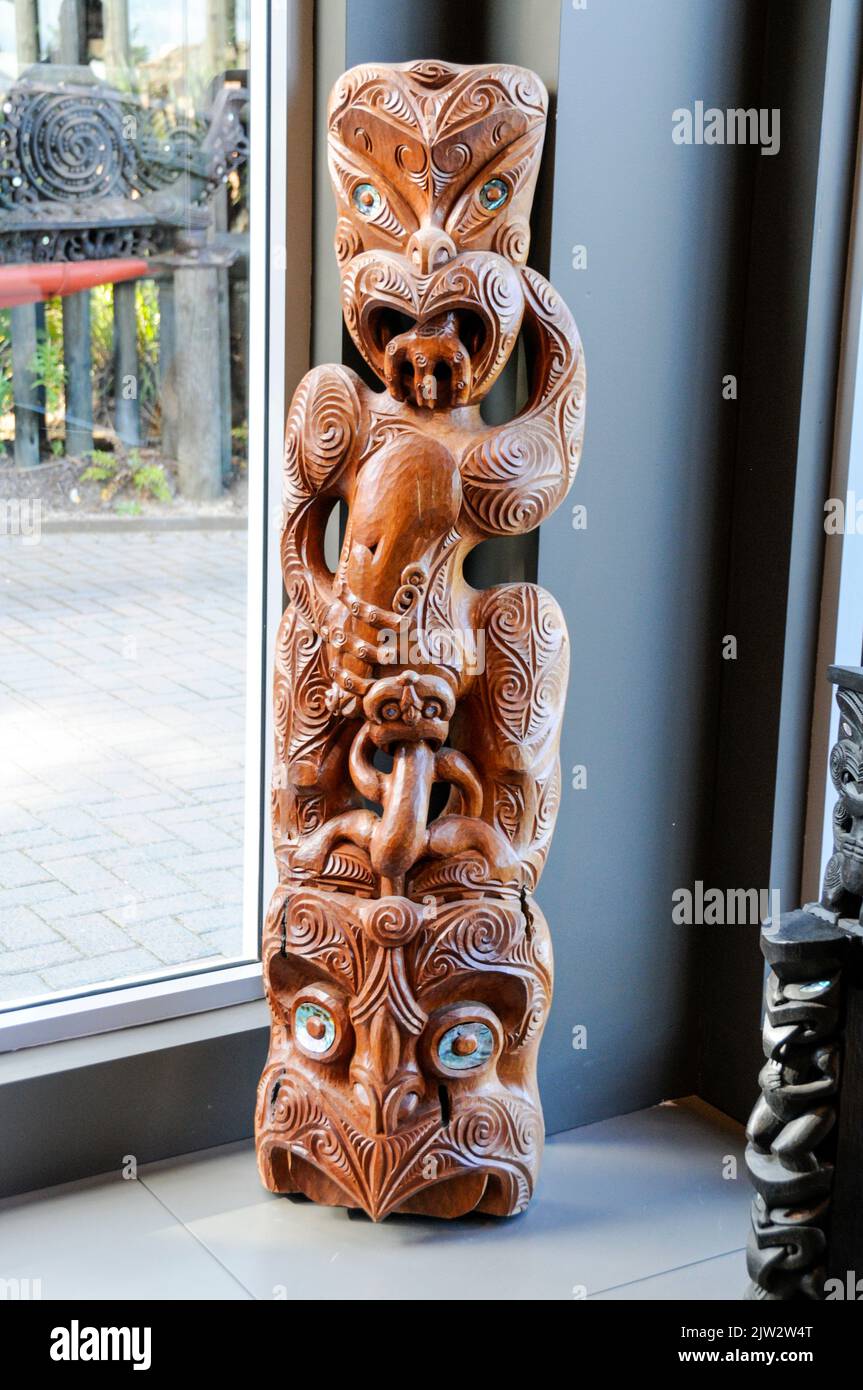 Scultura in legno, te Puia Maori Istituto d'arte e artigianato, scultura in legno, Rotorua, Nuova Zelanda, tradizione Maori, Maori Arts, intagliatore di legno Maori, Maori ski Foto Stock