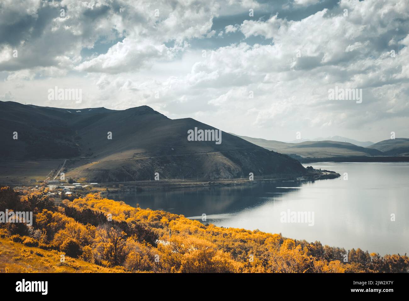 Spettacolare scenario autunnale del lago di montagna. Incredibile scenario autunnale. Paesaggio montano panoramico. Splendidi altopiani alpini in una giornata di maltempo. Splendido sfondo naturale. Viaggio in Armenia. Tonalità vintage retrò Foto Stock