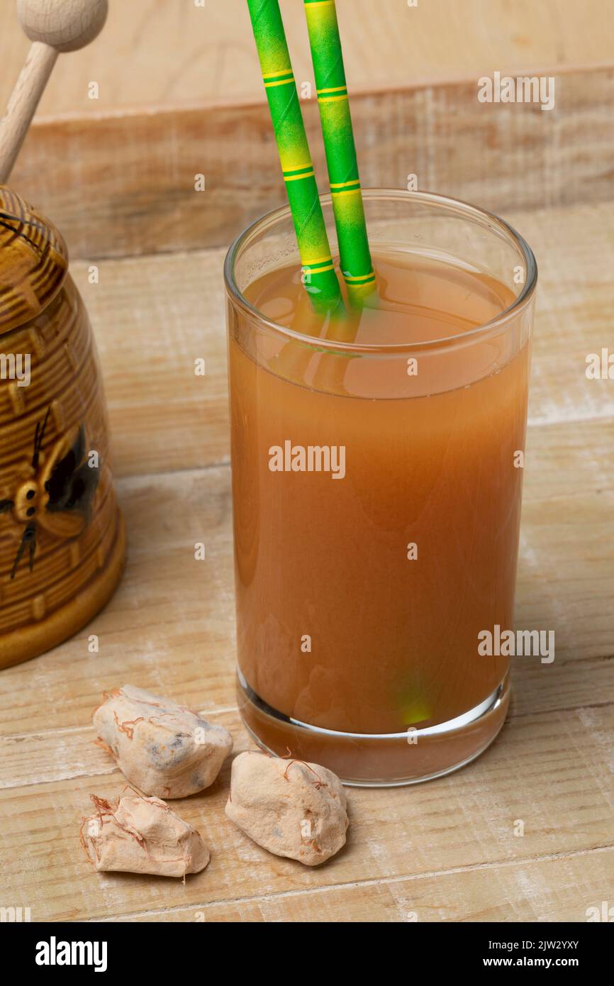 Bicchiere con una bevanda fredda Baobab primo piano Foto Stock