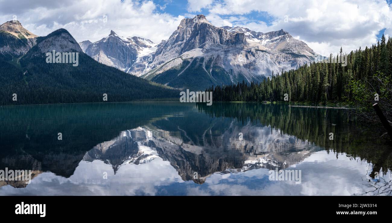 Profondamente riflettenti montagne canadesi ricoperte di neve. Foto Stock
