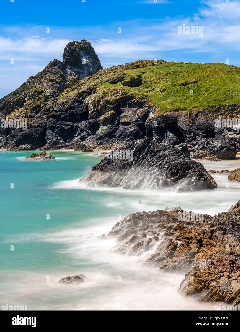 Rallentamento del tempo di scatto per una velocità dell'otturatore prolungata nella baia di Kynance. Mare estivo tropicale con morbide onde nebbie. Paradiso. Foto Stock