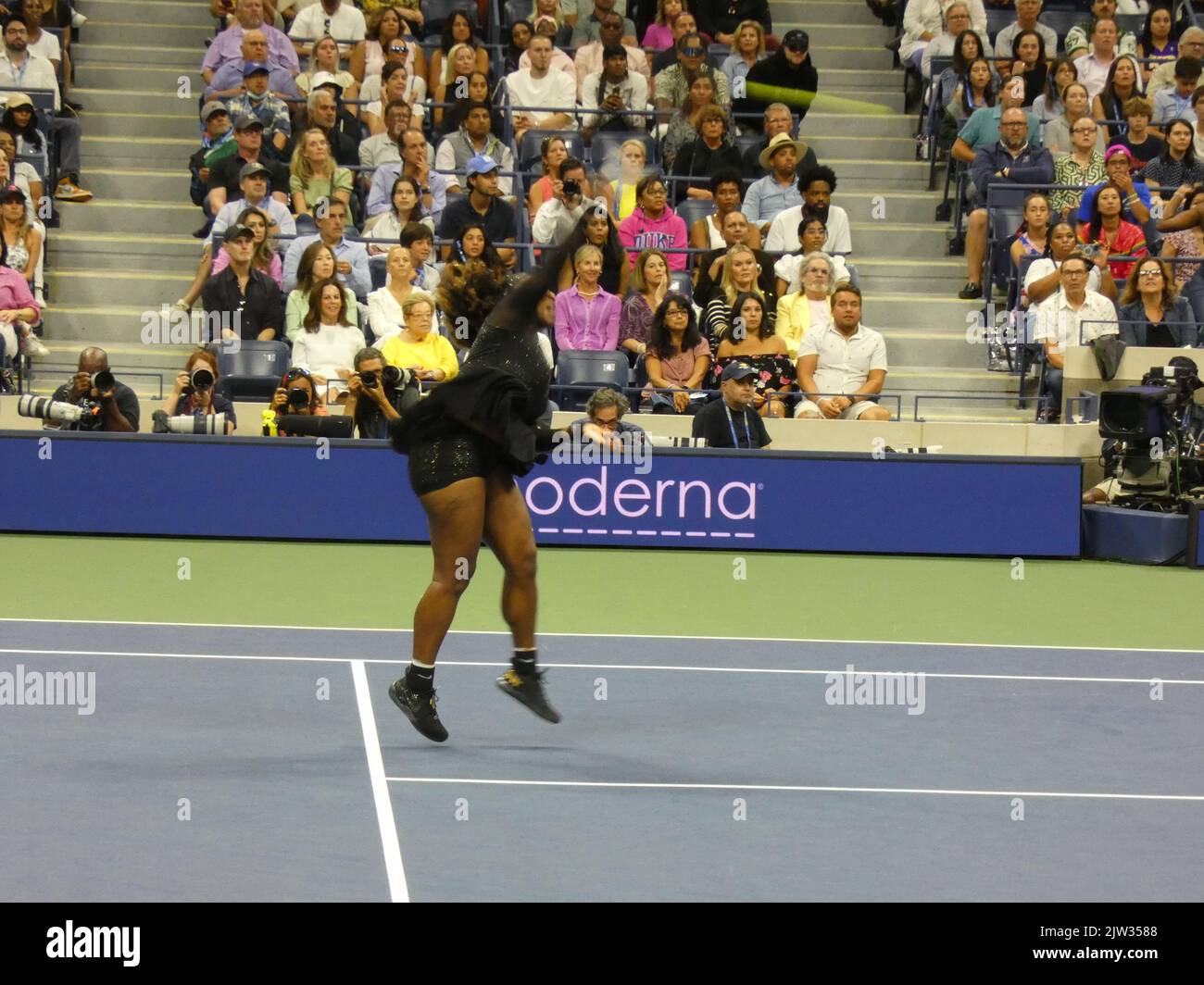 New York, Stati Uniti. 03rd Set, 2022. 2022 US Open Tennis Championship, Flushing Meadows, NY, USA. 2 Settembre 2022. Probabilmente gareggiando per l'ultima volta nella sua carriera al torneo US Open di tennis 2022, la leggenda del tennis Grand Slam Serena Williams cede con grazia allo sfidante di nuova generazione, Ajla Tomljanovic in tre emozionanti set 7-5, 6-7(4), 6-1, durante il 3rd° turno di gioco del torneo. La Williams ha quindi lasciato un po' inaspettatamente il sito dei suoi precedenti trionfi in un primo momento in un US Open Championship, un luogo che in precedenza era considerato il suo territorio indiscusso. Credito: ©Julia M Foto Stock