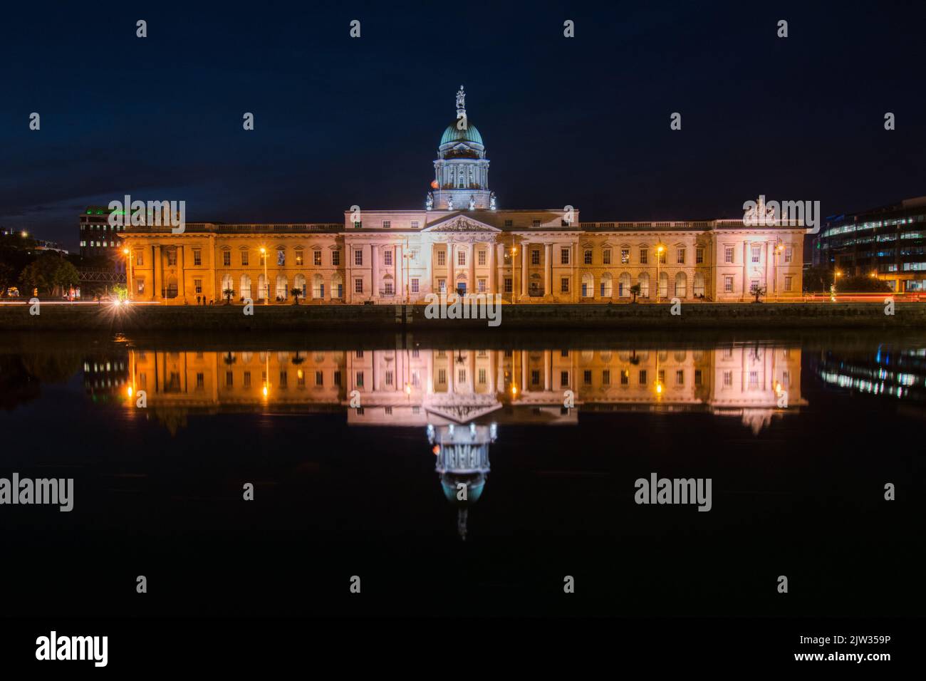 Riflessione perfezione della Custom House in una tranquilla notte di luglio. Foto Stock