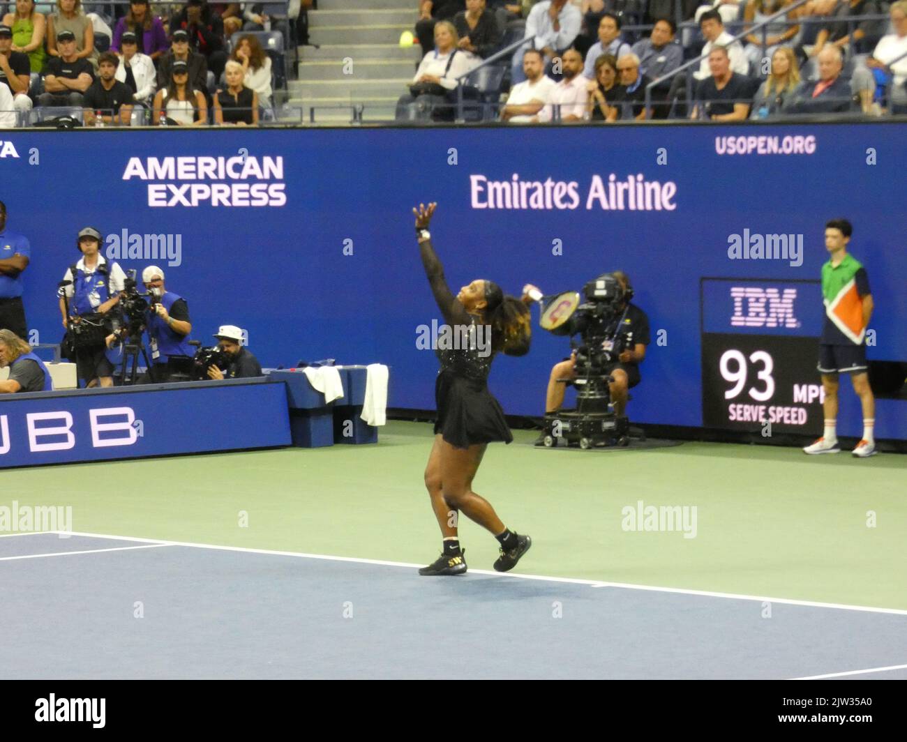 New York, Stati Uniti. 03rd Set, 2022. 2022 US Open Tennis Championship, Flushing Meadows, NY, USA. 2 Settembre 2022. Probabilmente gareggiando per l'ultima volta nella sua carriera al torneo US Open di tennis 2022, la leggenda del tennis Grand Slam Serena Williams cede con grazia allo sfidante di nuova generazione, Ajla Tomljanovic in tre emozionanti set 7-5, 6-7(4), 6-1, durante il 3rd° turno di gioco del torneo. La Williams ha quindi lasciato un po' inaspettatamente il sito dei suoi precedenti trionfi in un primo momento in un US Open Championship, un luogo che in precedenza era considerato il suo territorio indiscusso. Credito: ©Julia M Foto Stock