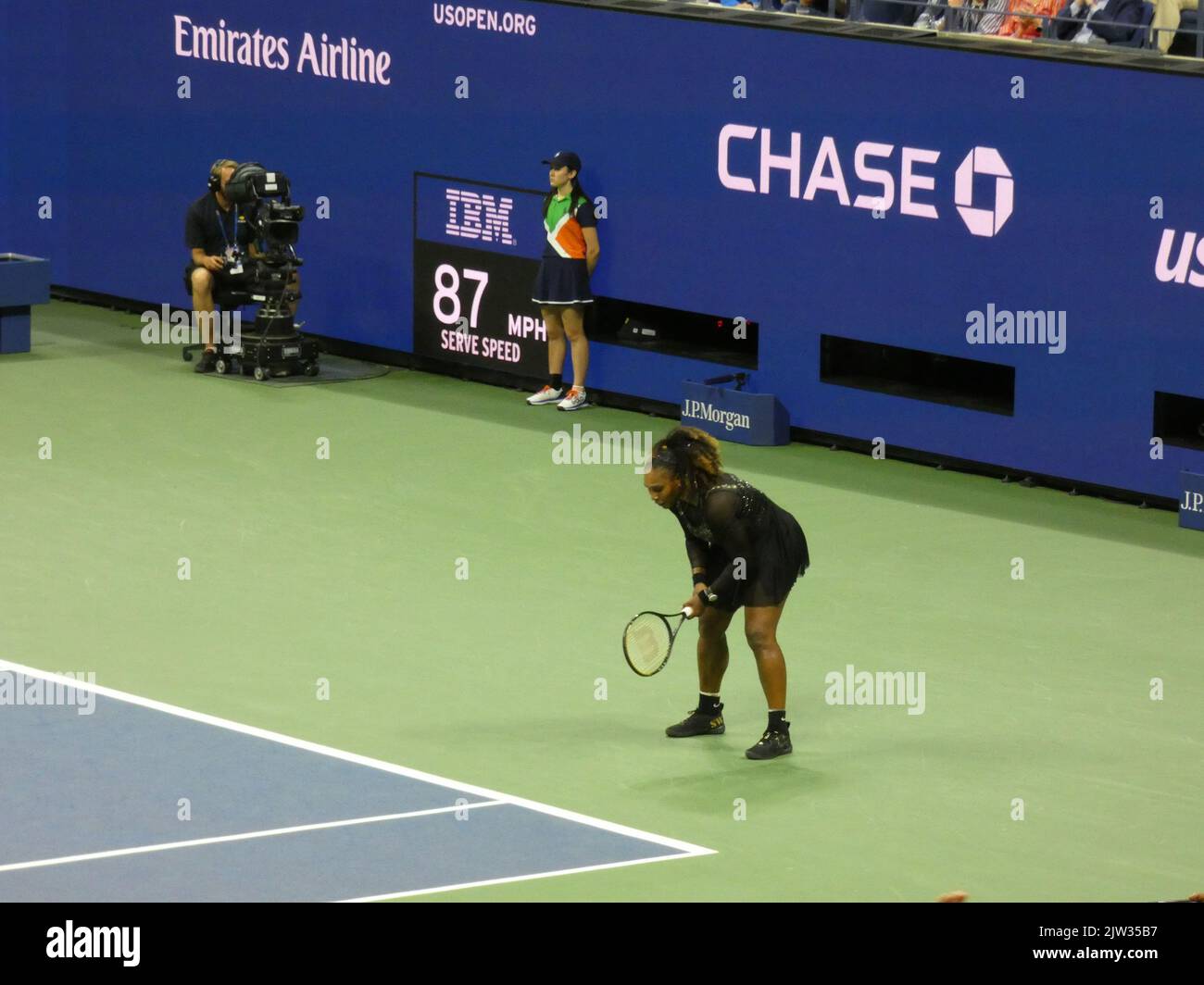 New York, Stati Uniti. 03rd Set, 2022. 2022 US Open Tennis Championship, Flushing Meadows, NY, USA. 2 Settembre 2022. Probabilmente gareggiando per l'ultima volta nella sua carriera al torneo US Open di tennis 2022, la leggenda del tennis Grand Slam Serena Williams cede con grazia allo sfidante di nuova generazione, Ajla Tomljanovic in tre emozionanti set 7-5, 6-7(4), 6-1, durante il 3rd° turno di gioco del torneo. La Williams ha quindi lasciato un po' inaspettatamente il sito dei suoi precedenti trionfi in un primo momento in un US Open Championship, un luogo che in precedenza era considerato il suo territorio indiscusso. Credito: ©Julia M Foto Stock