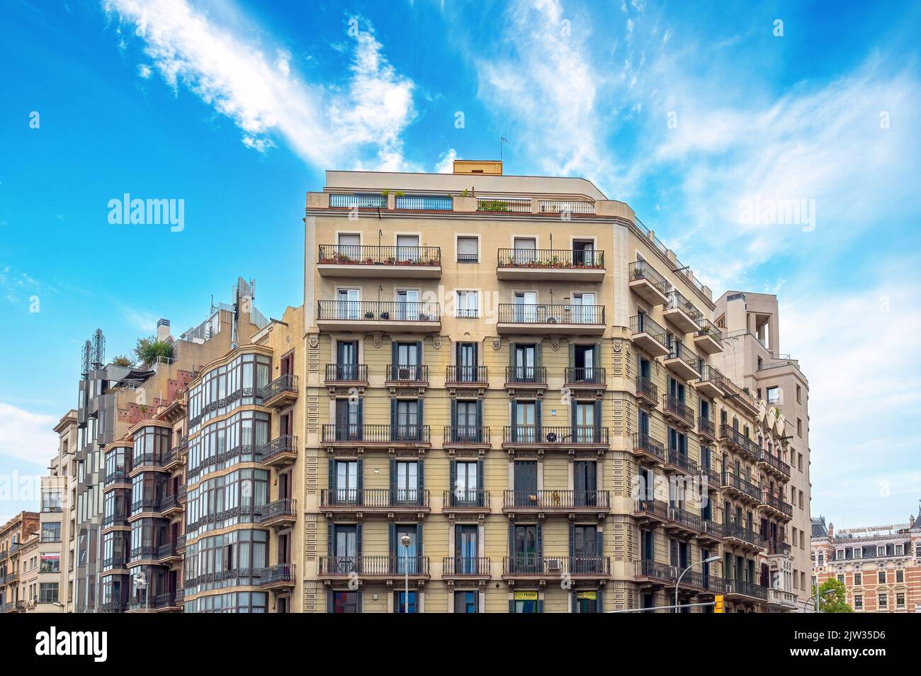 Facciata di vecchi edifici su Diagonal Avenue. La parete è piena di finestre con balconi. La struttura si vede in una giornata di cielo sovrastato. Foto Stock