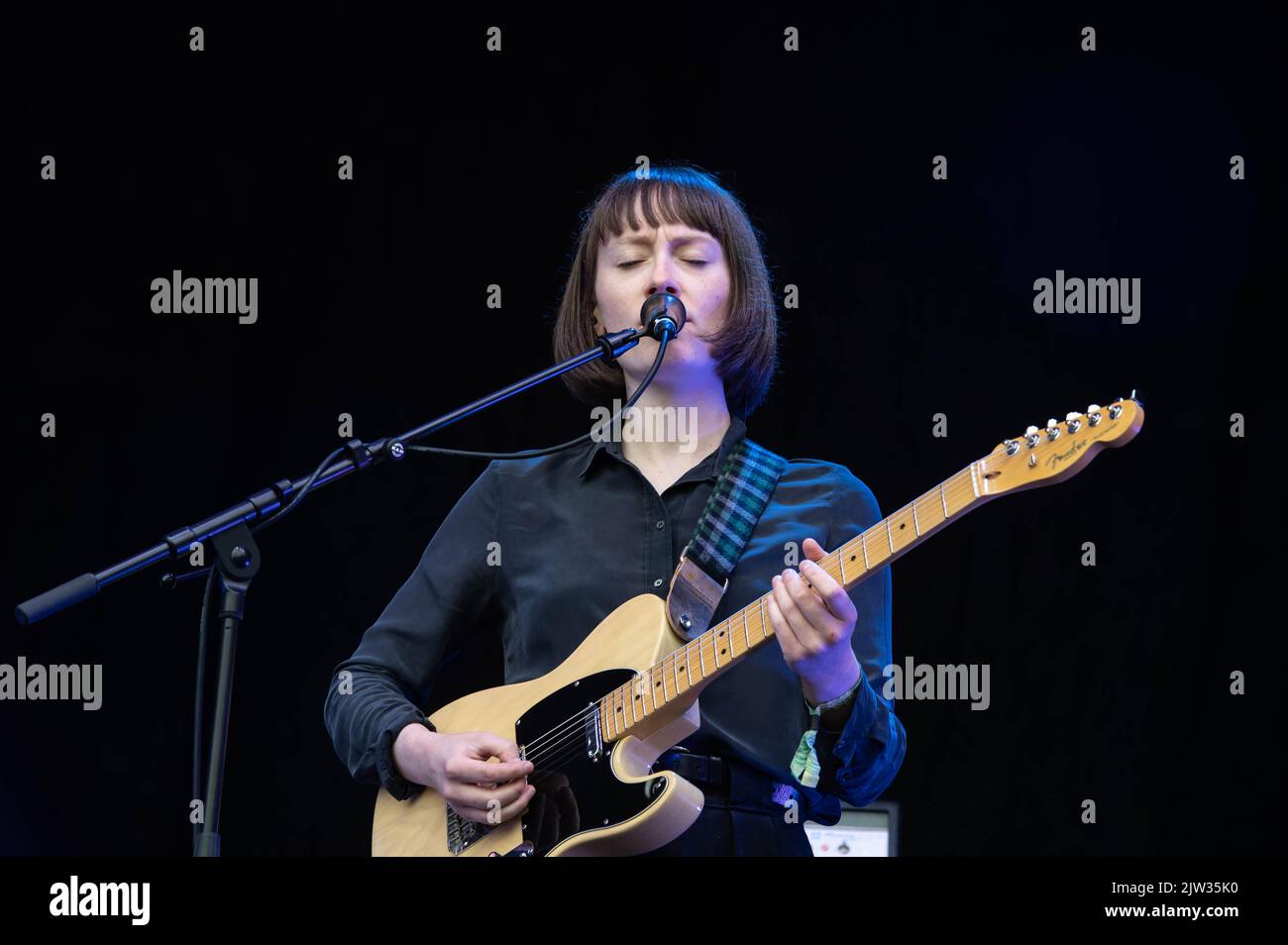 Cloth - Rachael Swinton suona chitarra e canta sul palco di chitarra e Mcchines Foto Stock