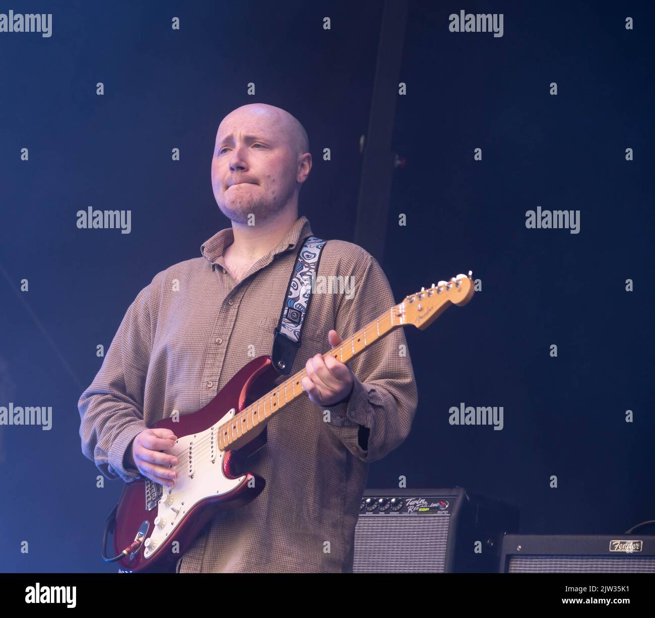 Cloth - Paul Swinton suona la chitarra rossa sul palcoscenico di chitarra e macchine Foto Stock