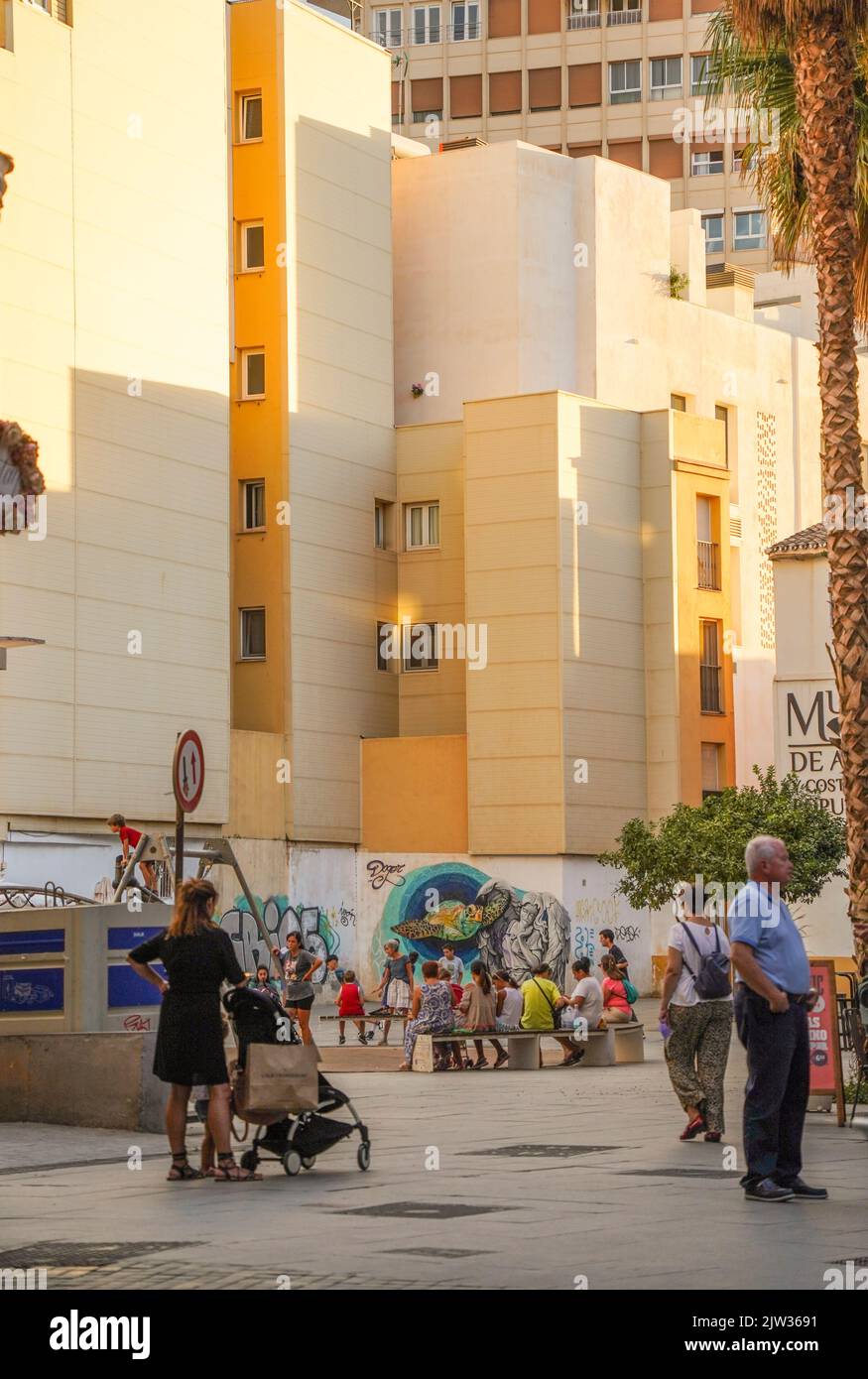 Piazza di Spagna con moderno edificio residenziale, Malaga città, Andalusia, Spagna. Foto Stock