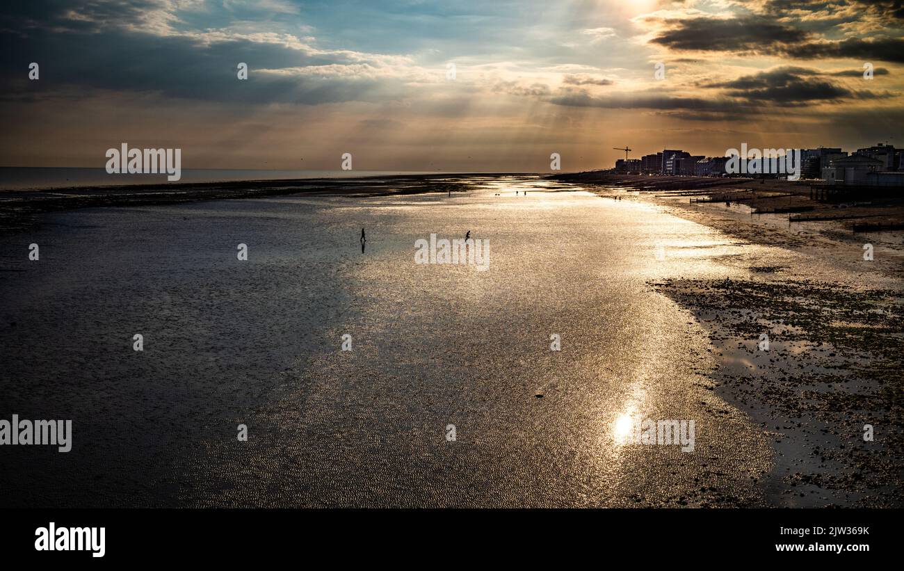 Una vista sul lungomare al crepuscolo da Worthing Pier, West Sussex, Regno Unito. Foto Stock