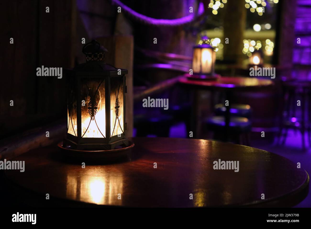 Lanterne con candele in loro. Bella luce calda tonalità che porta in una romantica atmosfera fattoria. Anche la decorazione natalizia era incantevole. Foto Stock