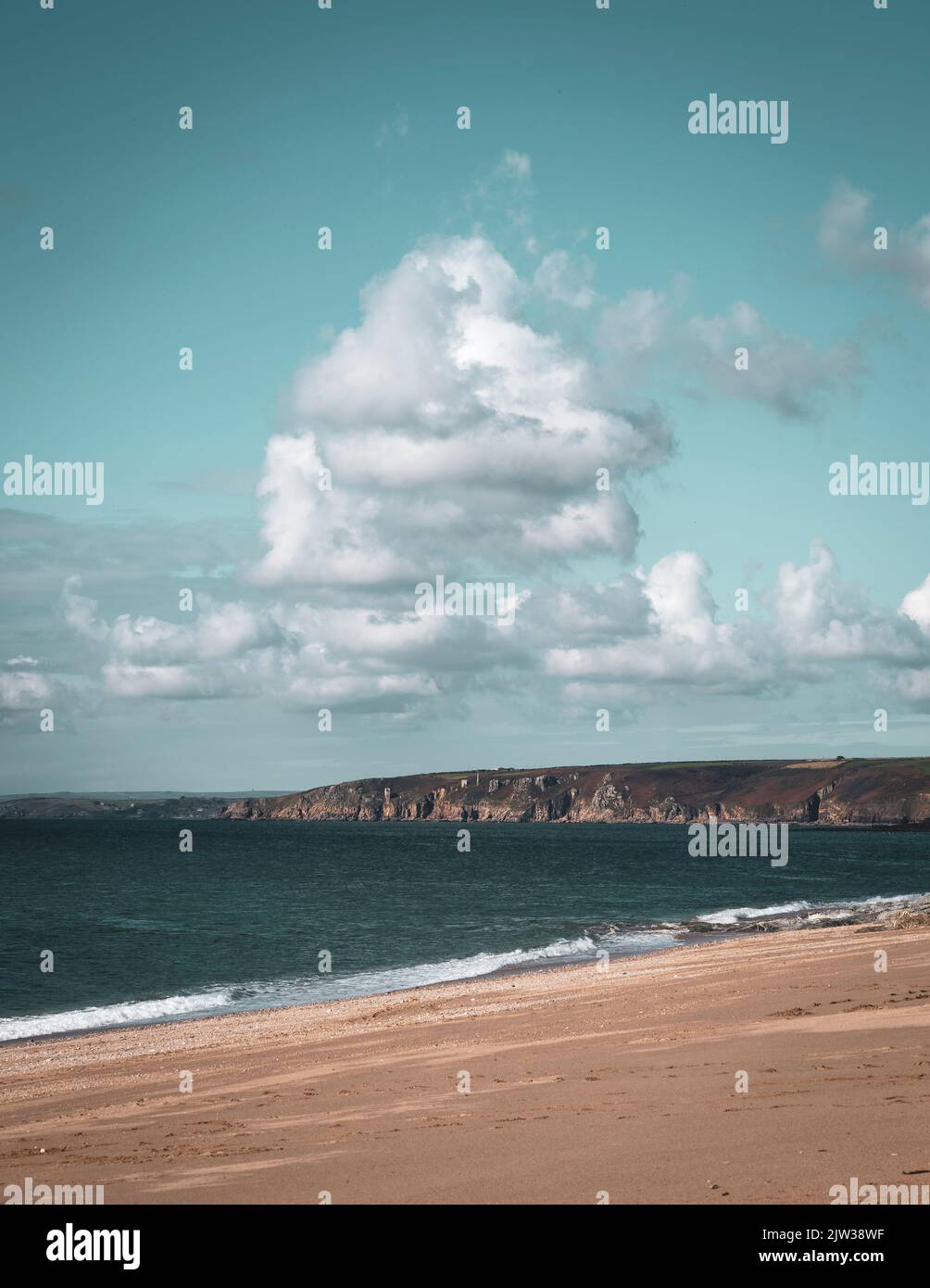 Gunwalloe spiaggia con una bella formazione di nuvole sulle scogliere Trewavas. Foto Stock