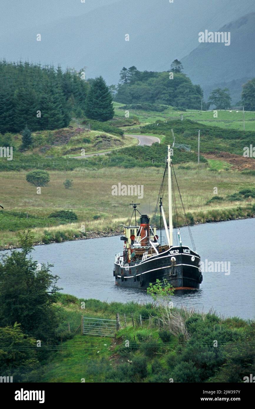 Una verticale di Clyde Puffer, nave da carico monomarcia alimentata a carbone, sul canale caledoniano vicino a Corpach, Scozia Foto Stock