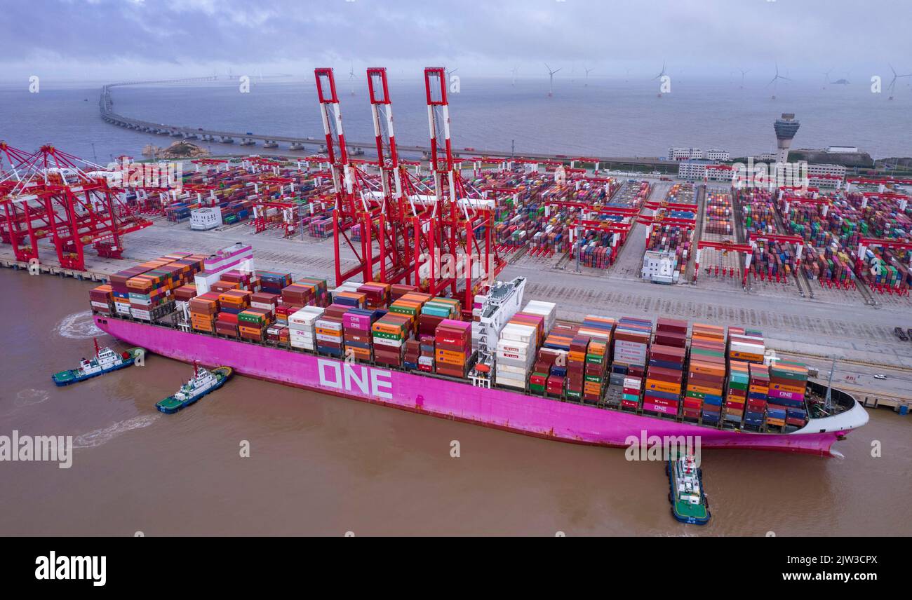 SHANGHAI, CINA - 3 SETTEMBRE 2022 - Una nave portacontainer attracca lentamente per prepararsi alle operazioni di carico e scarico presso la Shanghai Yangshan Deep Wate Foto Stock