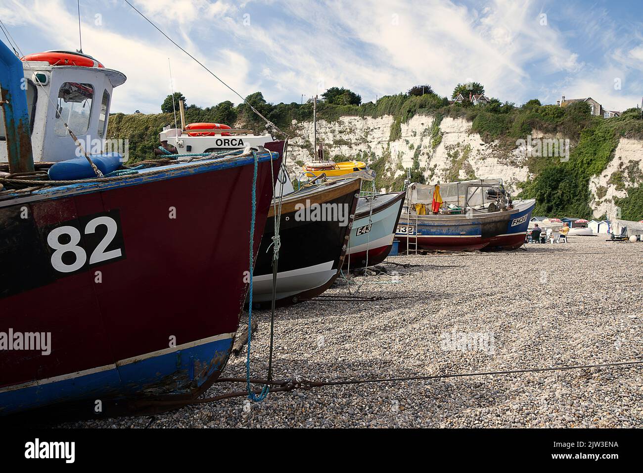 Barche da pesca sulla spiaggia costiera Foto Stock