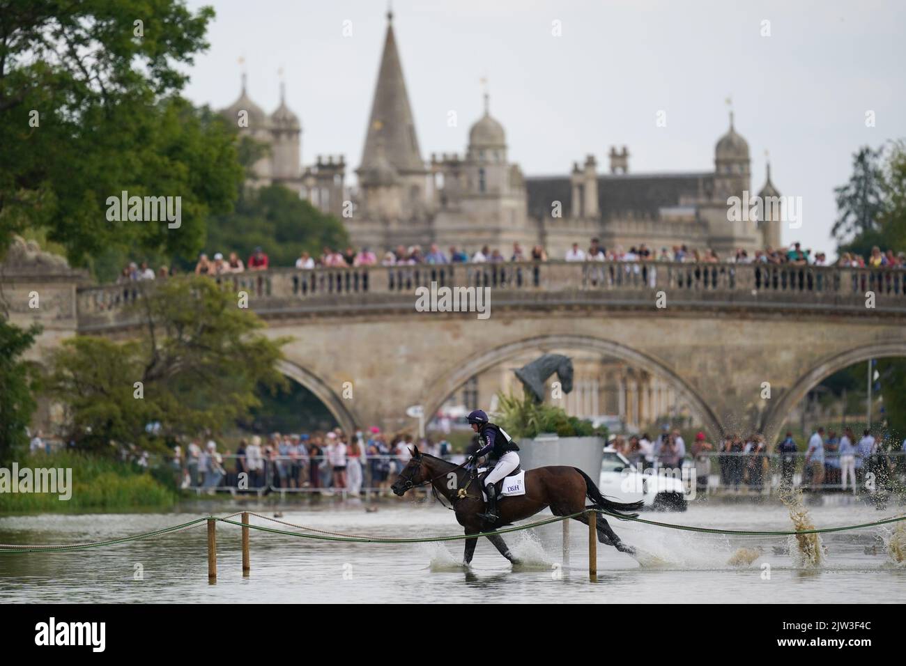 Vanir Kamira ha guidato Piggy March in azione sul campo di fondo durante il terzo giorno della Land Rover Burghley Horse Trials 2022 a Stamford, Lincolnshire. Data immagine: Sabato 3 settembre 2022. Foto Stock