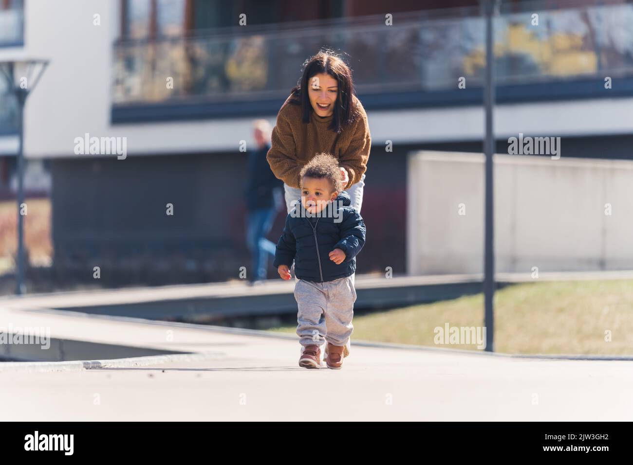 scatto completo di un bambino e di sua madre che cammina. Foto di alta qualità Foto Stock