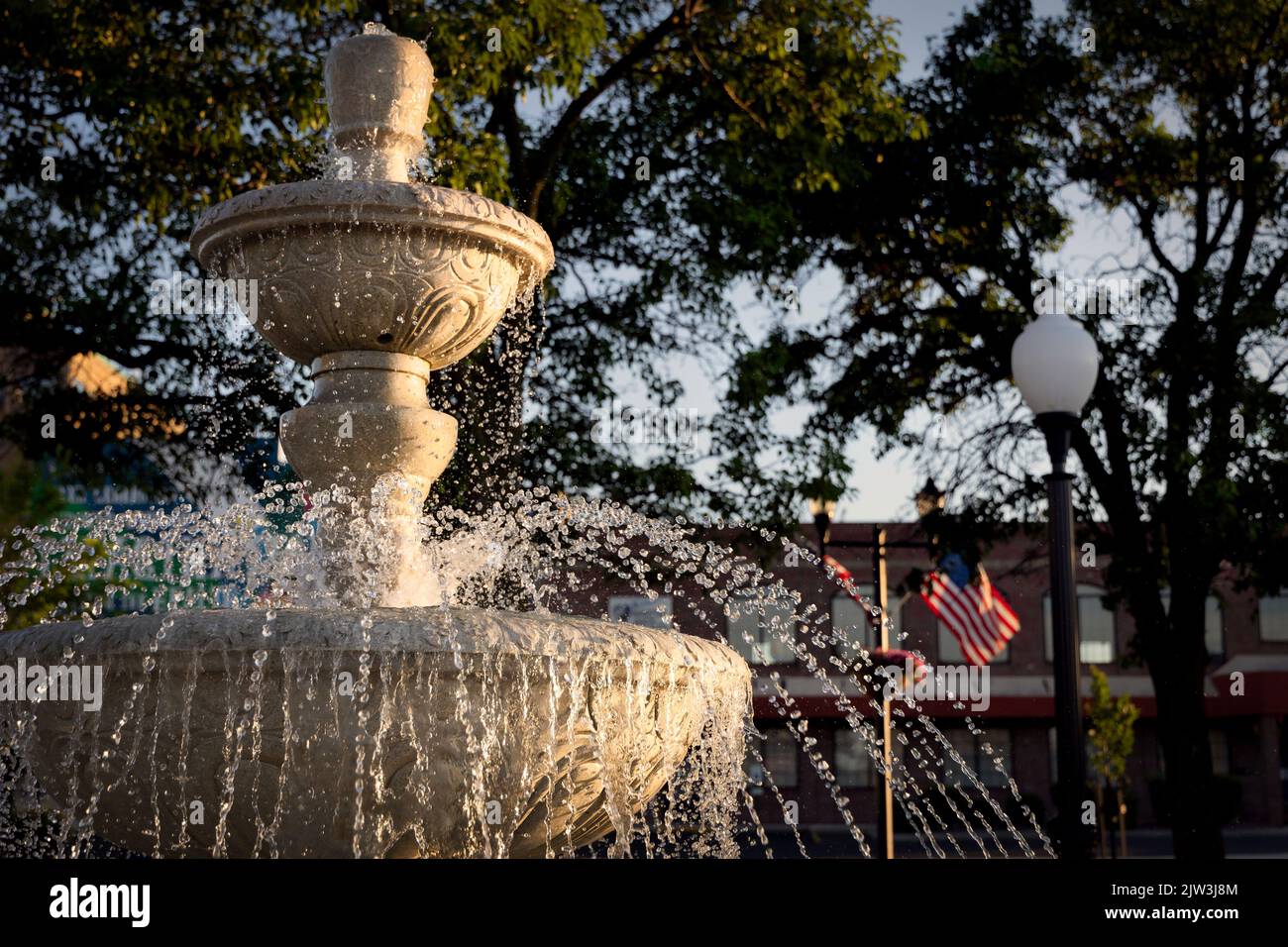 Il sole mattutino riscalda una fontana nel centro di Manitowoc, Wisconsin. Foto Stock