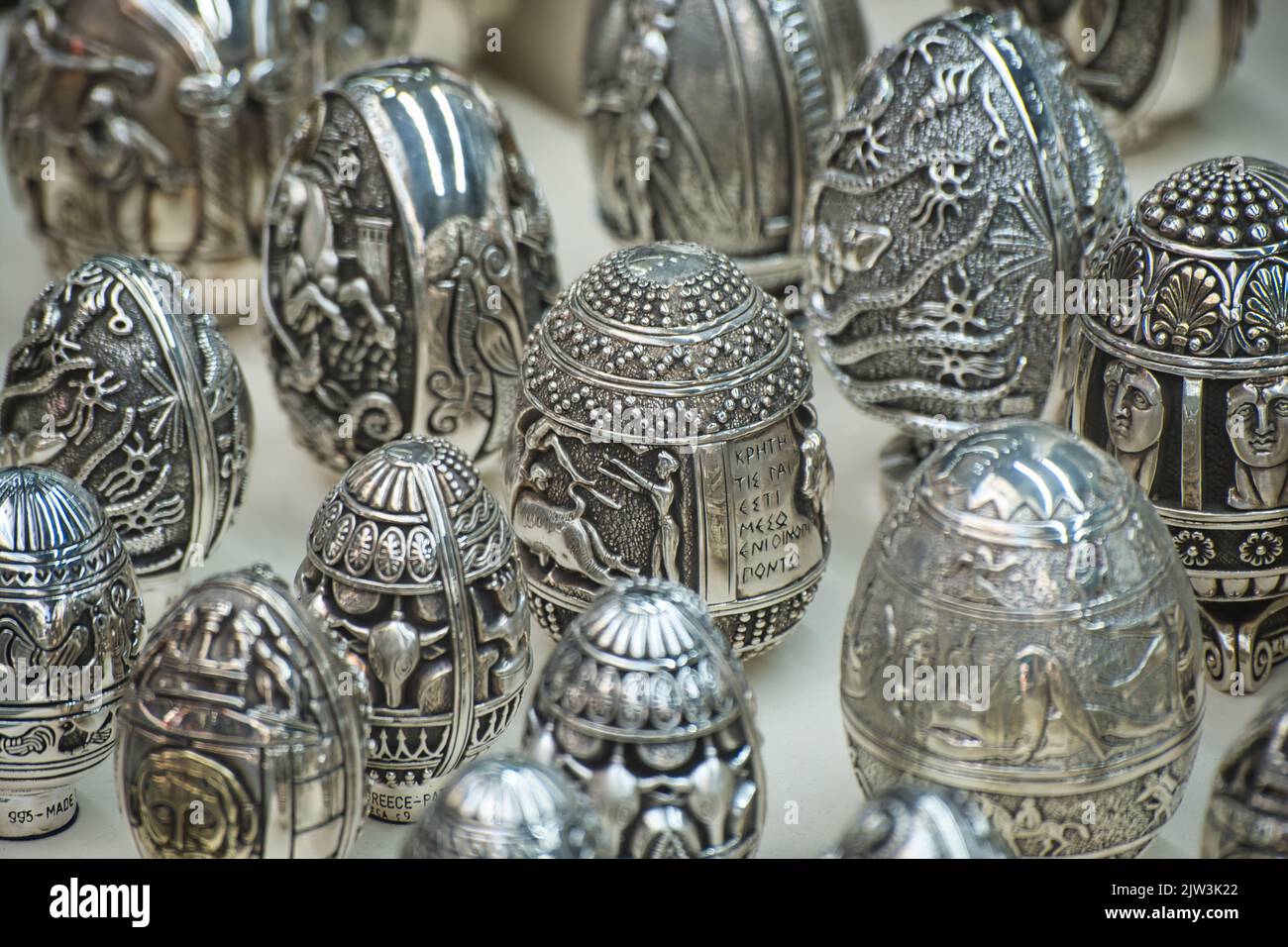 Primo piano di una collezione di uova d'argento decorate in una gioielleria ad Atene Foto Stock