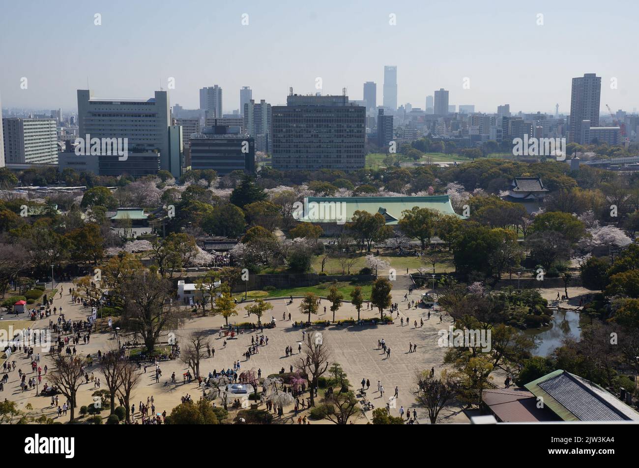 Vista sul giardino del Castello di Osaka Foto Stock