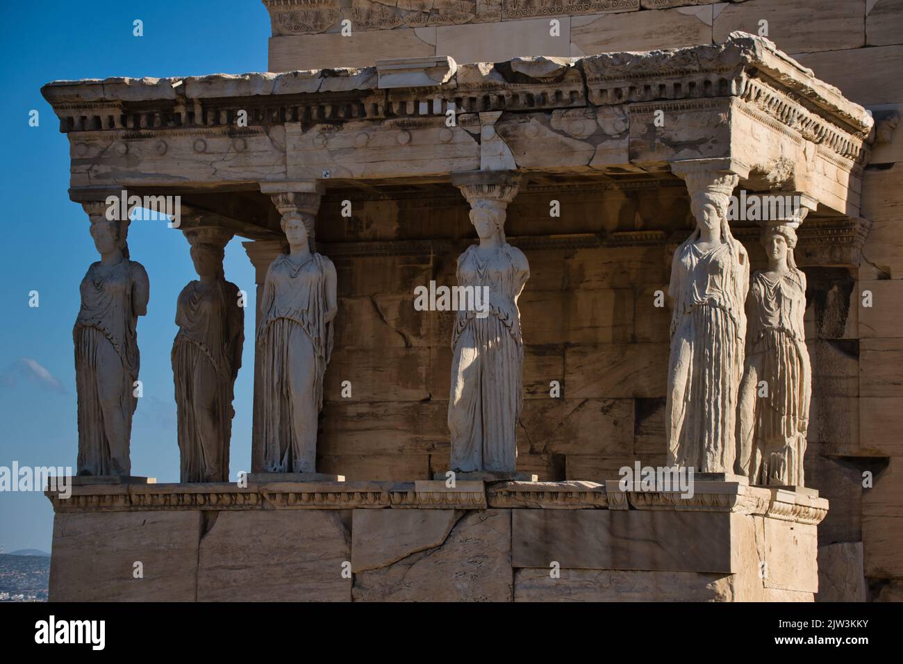 Primo piano del portico delle Maidens sulla vista sud dell'Erechtheion sull'Acropoli di Atene Foto Stock