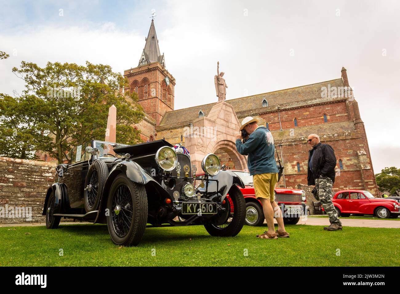Kirkwall, Orkney, Regno Unito. Sabato, 3rd settembre, 2022. A 1932 Lagonda ZM attira un'ammirazione al Kirkwall Vintage Car Rally, di fronte alla cattedrale di St Magnus, Kirkwall, Orkney, Regno Unito. La vettura, di proprietà di Bill Spence, è reputata essere stata guidata da re Edoardo VIII quando era l'allora Principe del Galles, il Rally di auto d'epoca fa parte del Festival Internazionale della Scienza delle Orcadi. Credit: Peter Lopeman/Alamy Live News Foto Stock