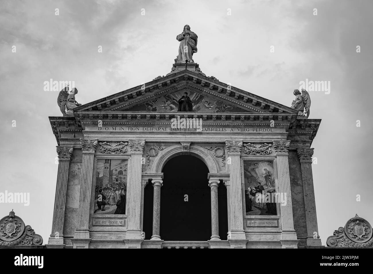 Il santuario di S. Gabriele dell'Addolorata è un santuario della Chiesa cattolica situato ai piedi del Gran Sasso d'Italia, nel comune Foto Stock