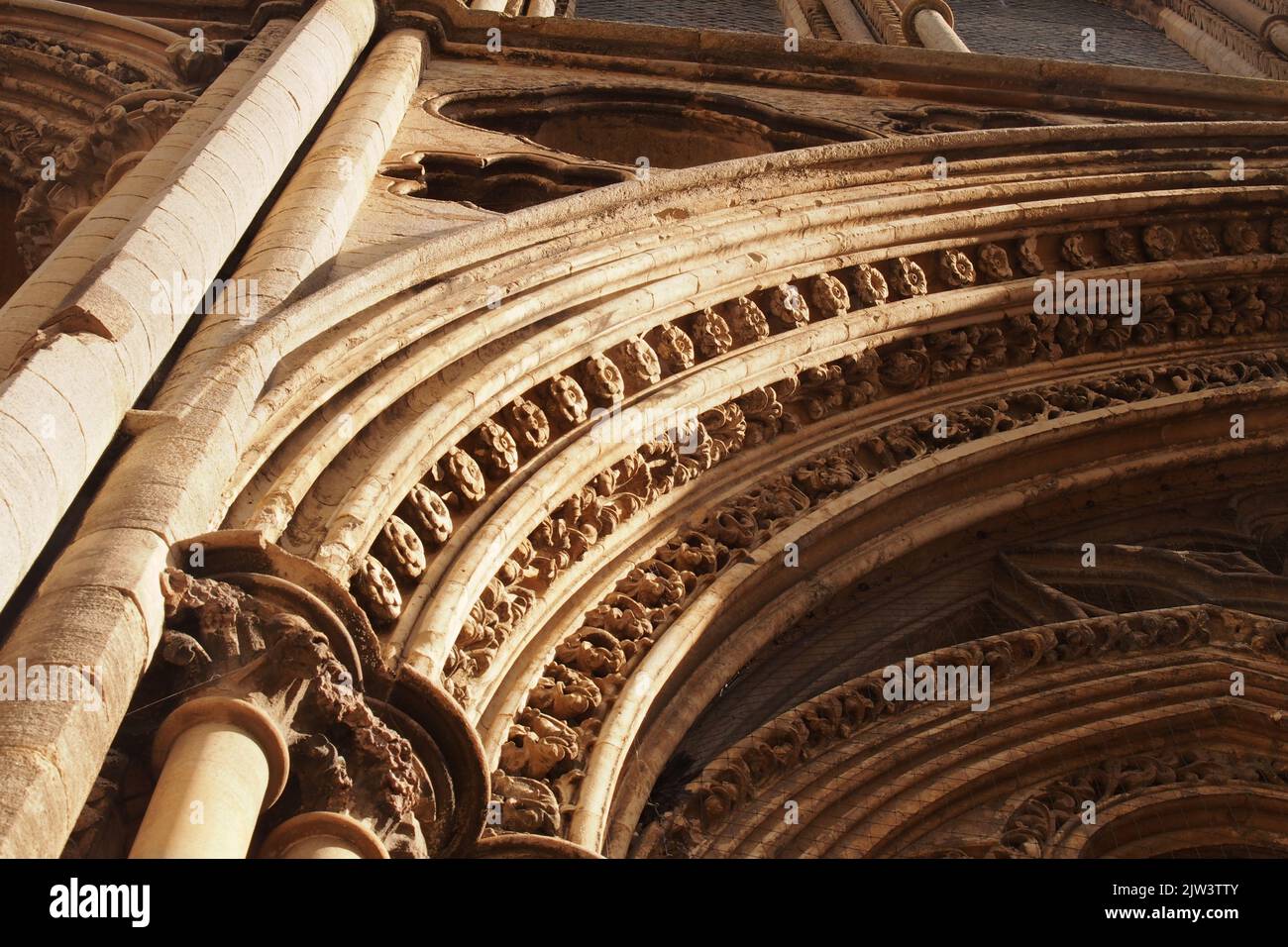 Una vista di parti delle sculture in muratura dettagliate della cattedrale di Ely, Cambridgeshire mostrando l'abilità e le sculture in pietra intricate nelle pareti Foto Stock