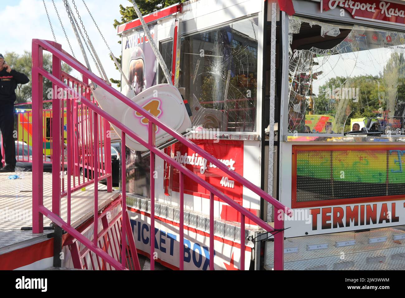 Havirov, Repubblica Ceca. 03rd Set, 2022. Un carosello a catena si è sgretolato ad Havirov, Repubblica Ceca, il 3 settembre 2022, e ora ci sono almeno 12 feriti, per lo più bambini. In città, si svolge il Festival di Havirov. La costruzione del carosello con posti a sedere era in corso fino all'altitudine di 15 metri. Nel momento in cui iniziò a scendere, la parte superiore con le braccia e i sedili fu strappata. Credit: Petr Sznapka/CTK Photo/Alamy Live News Foto Stock