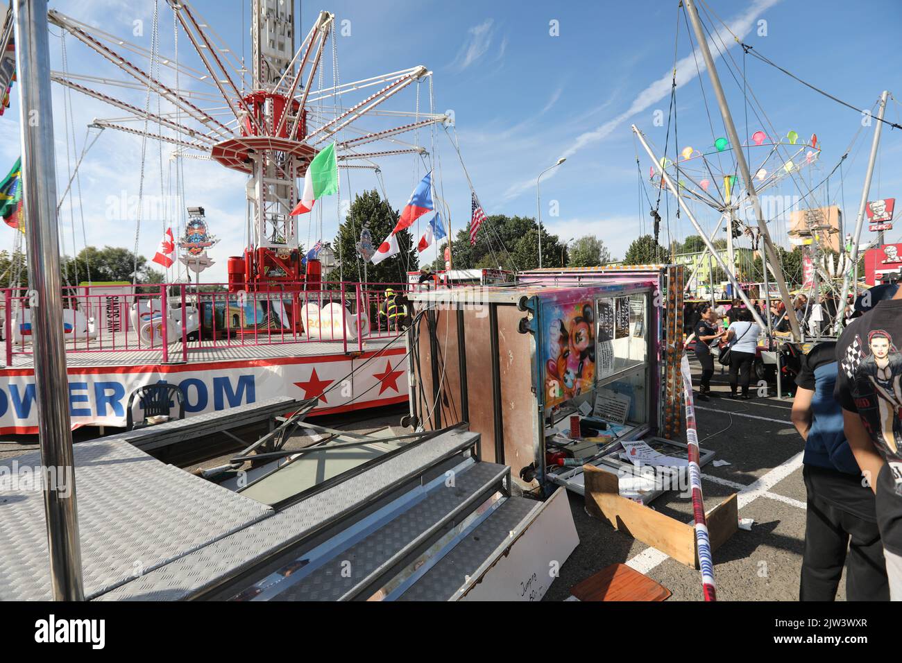 Havirov, Repubblica Ceca. 03rd Set, 2022. Un carosello a catena si è sgretolato ad Havirov, Repubblica Ceca, il 3 settembre 2022, e ora ci sono almeno 12 feriti, per lo più bambini. In città, si svolge il Festival di Havirov. La costruzione del carosello con posti a sedere era in corso fino all'altitudine di 15 metri. Nel momento in cui iniziò a scendere, la parte superiore con le braccia e i sedili fu strappata. Credit: Petr Sznapka/CTK Photo/Alamy Live News Foto Stock