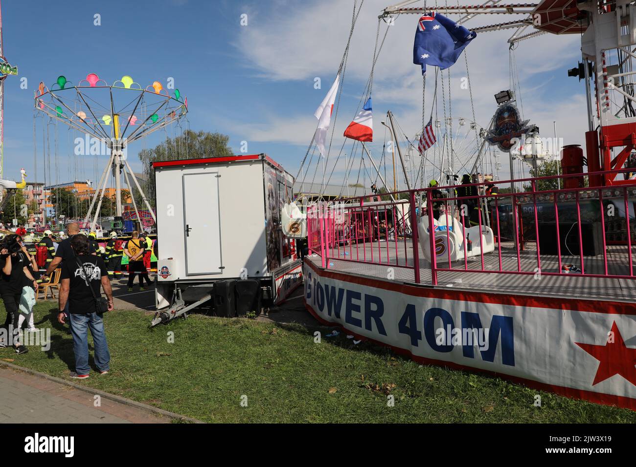 Havirov, Repubblica Ceca. 03rd Set, 2022. Un carosello a catena si è sgretolato ad Havirov, Repubblica Ceca, il 3 settembre 2022, e ora ci sono almeno 12 feriti, per lo più bambini. In città, si svolge il Festival di Havirov. La costruzione del carosello con posti a sedere era in corso fino all'altitudine di 15 metri. Nel momento in cui iniziò a scendere, la parte superiore con le braccia e i sedili fu strappata. Credit: Petr Sznapka/CTK Photo/Alamy Live News Foto Stock