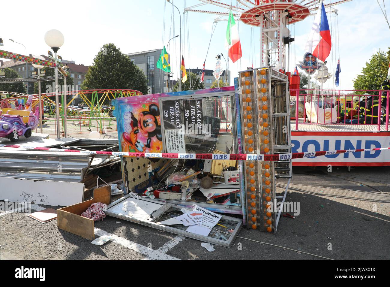 Havirov, Repubblica Ceca. 03rd Set, 2022. Un carosello a catena si è sgretolato ad Havirov, Repubblica Ceca, il 3 settembre 2022, e ora ci sono almeno 12 feriti, per lo più bambini. In città, si svolge il Festival di Havirov. La costruzione del carosello con posti a sedere era in corso fino all'altitudine di 15 metri. Nel momento in cui iniziò a scendere, la parte superiore con le braccia e i sedili fu strappata. Credit: Petr Sznapka/CTK Photo/Alamy Live News Foto Stock