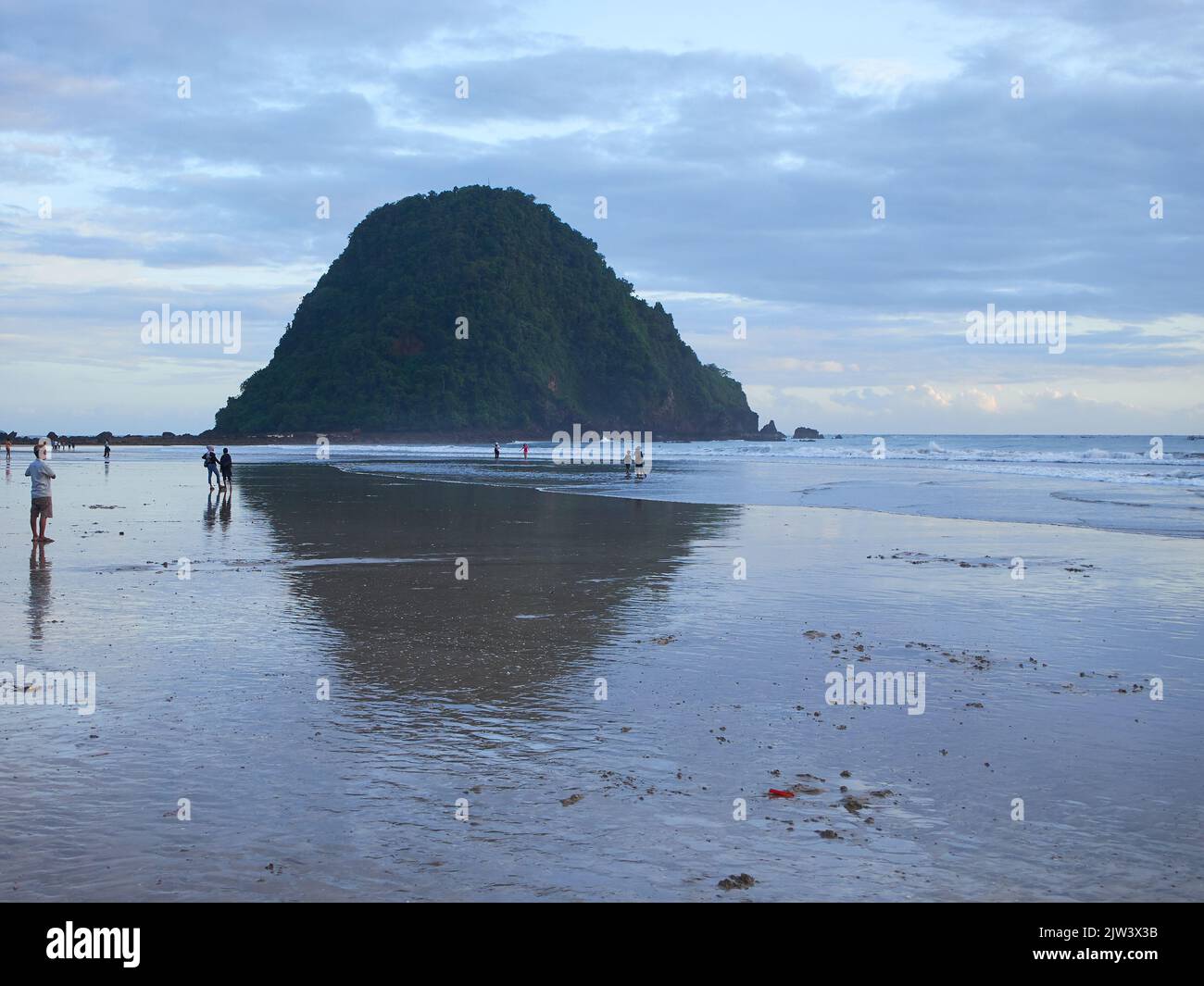 Sembra che i turisti stiano godendo l'atmosfera in una destinazione turistica sulla spiaggia di Red Island a Banyuwangi Foto Stock