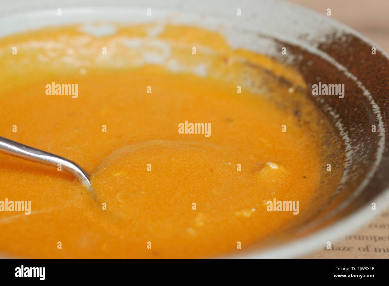 mescolare una ciotola di zuppa di verdure gialle Foto Stock