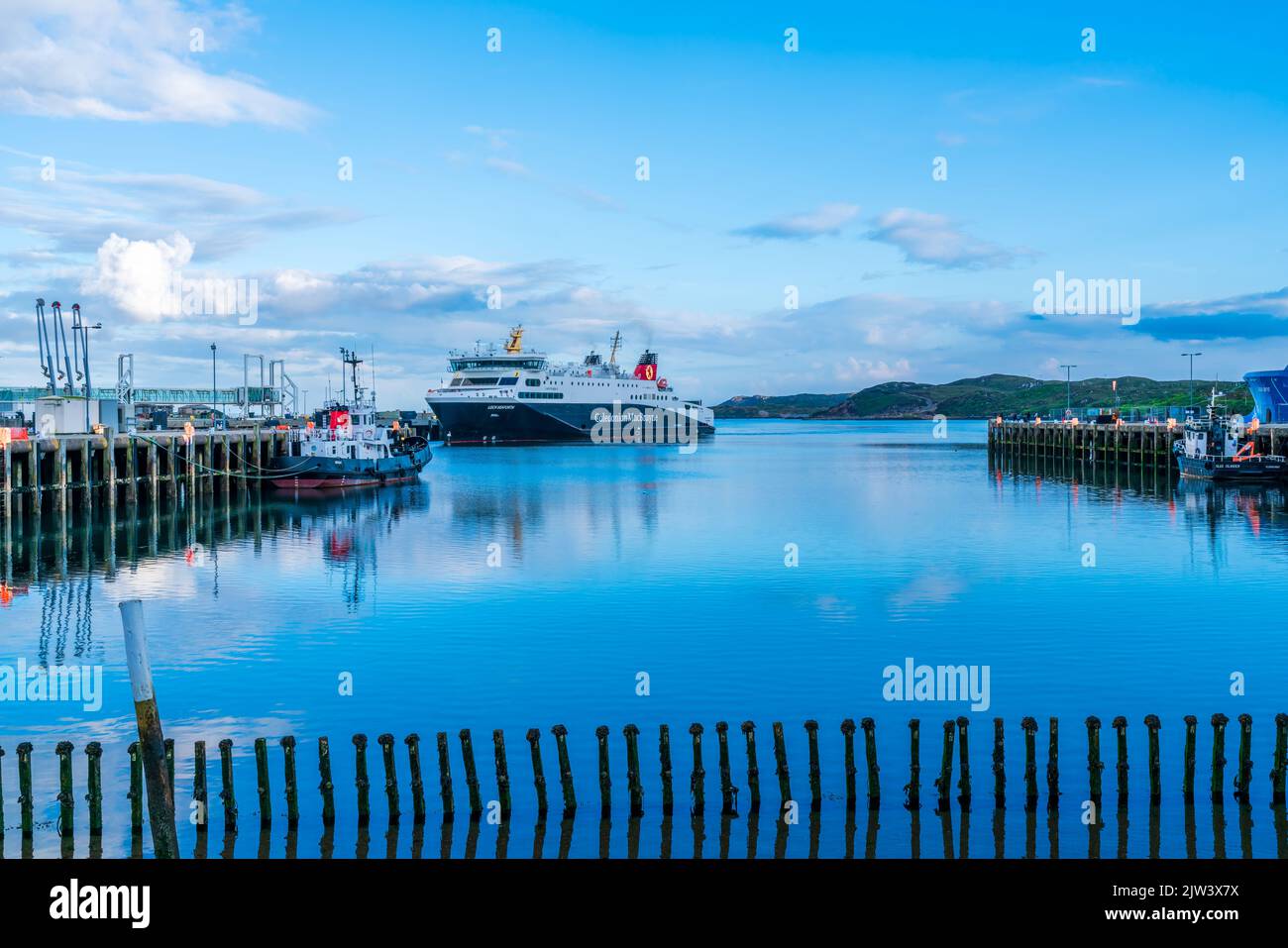 STORNOWAY, ISOLA DI LEWIS, SCOZIA, 04 AGOSTO 2022: Vista del porto di Stornoway, la città principale delle Western Isles Foto Stock