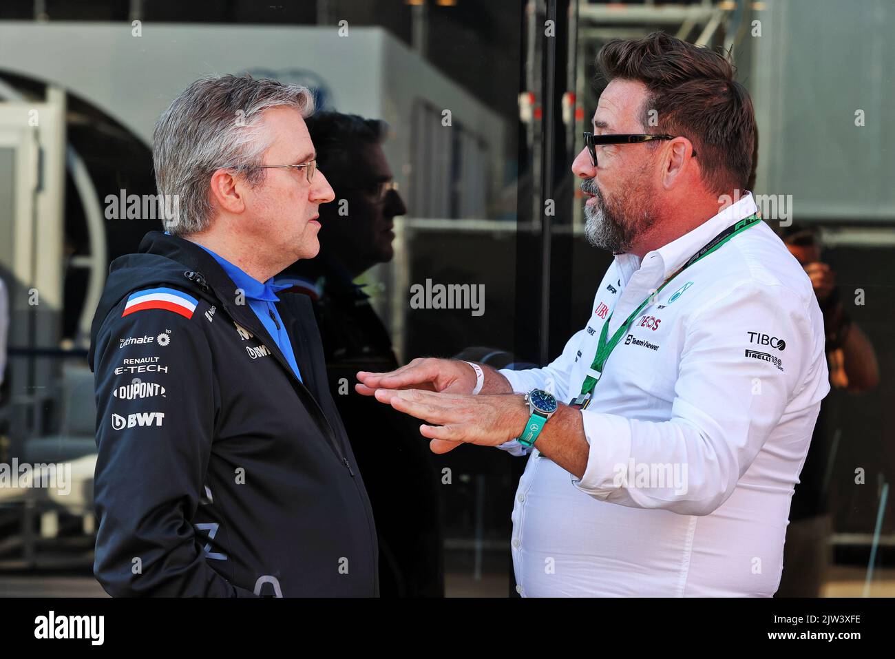 (Da L a R): Pat Fry (GBR) Alpine F1 Team Chief Technical Officer con Gwen Lagrue, responsabile sviluppo piloti Mercedes AMG. Gran Premio dei Paesi Bassi, sabato 3rd settembre 2022. Zandvoort, Paesi Bassi. Foto Stock