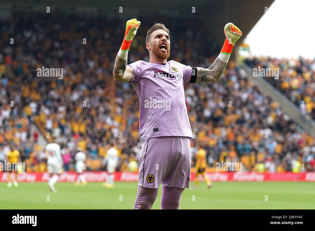 Il portiere di Wolverhampton Wanderers Jose SA celebra la vittoria dopo il fischio finale della Premier League allo stadio Molineux di Wolverhampton. Data immagine: Sabato 3 settembre 2022. Foto Stock